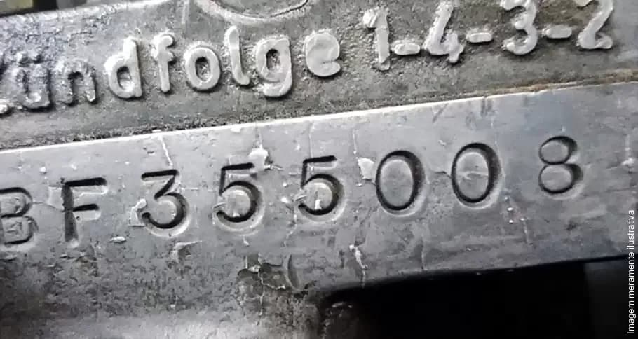 Exemplo ilustrativo de uma numeração gravada em uma superfície metálica do motor.